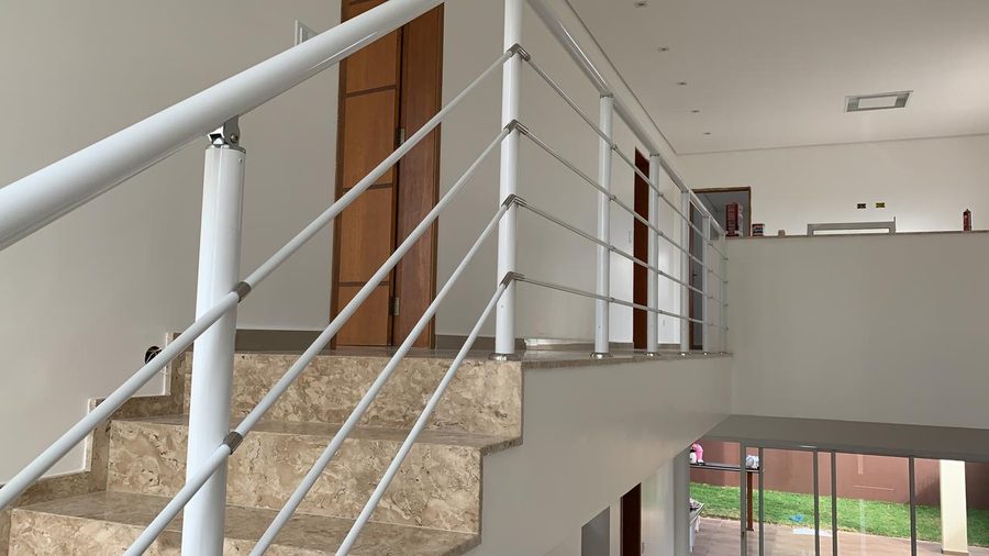 Guarda-corpo em alumínio instalado em obra da Esquadrilar, Arujá