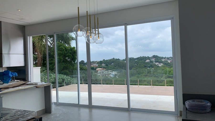 Esquadria de alumínio instalada em obra da Esquadrilar, Arujá