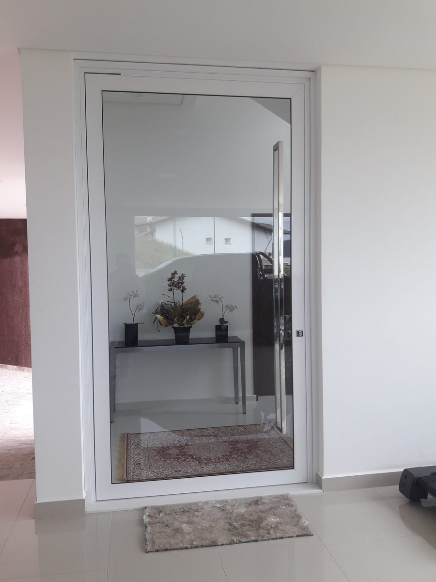 Porta pivotante de alumínio instalada em obra da Esquadrilar, Arujá