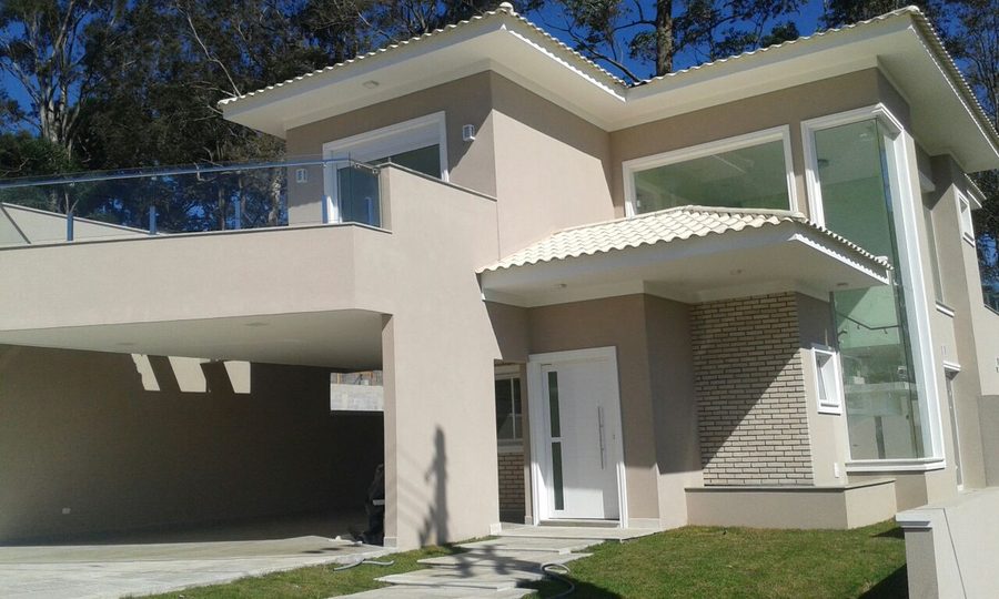 Fachada de obra da Esquadrilar com esquadrias de alumínio, em Arujá