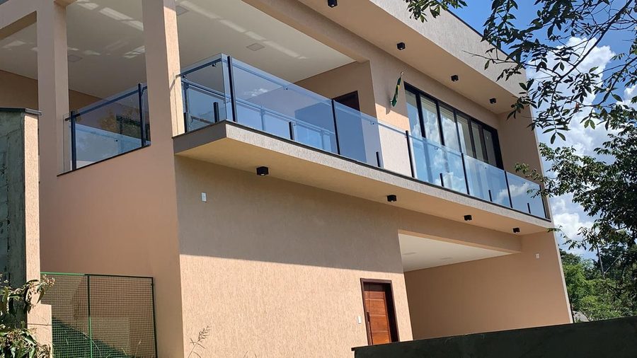 Guarda-corpo em alumínio instalado em obra da Esquadrilar, Arujá