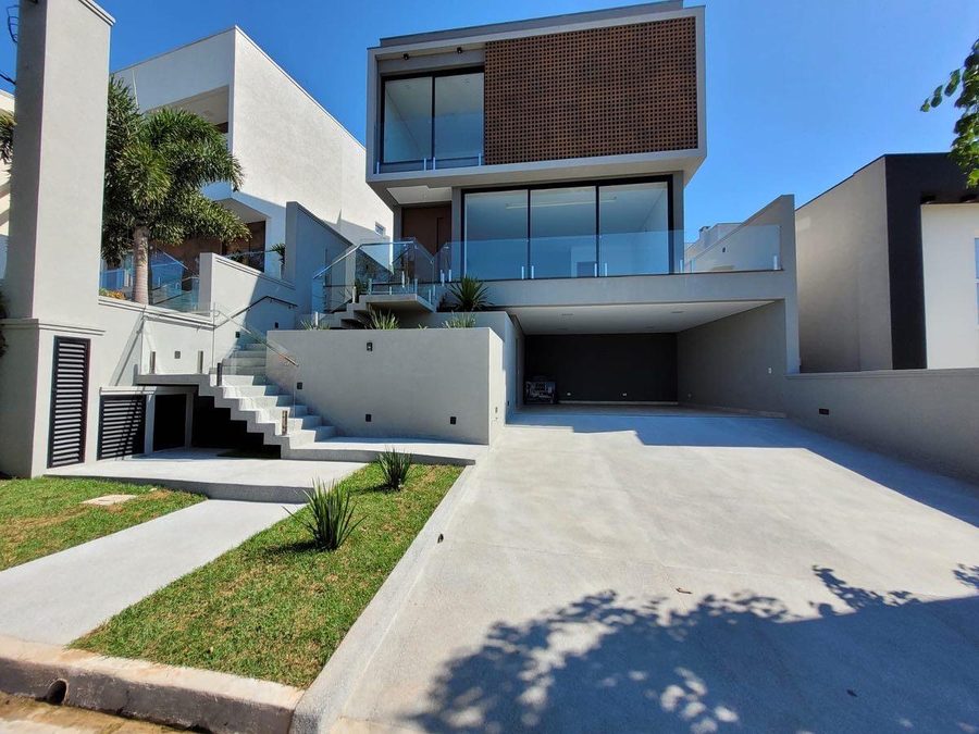 Fachada de obra da Esquadrilar com esquadrias de alumínio, em Arujá