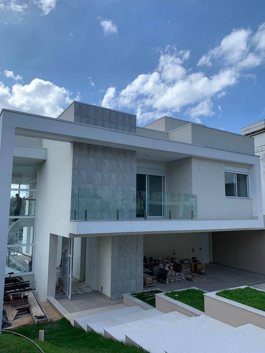 Fachada de obra da Esquadrilar com esquadrias de alumínio, em Arujá