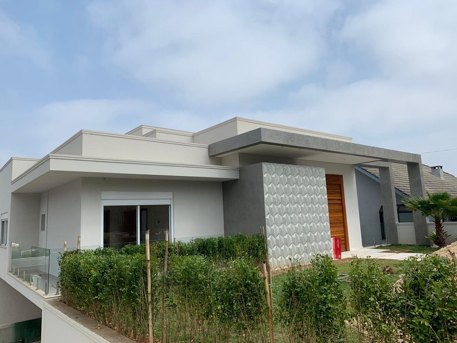 Fachada de obra da Esquadrilar com esquadrias de alumínio, em Arujá